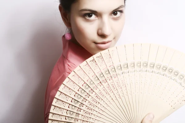 Porträtt av flicka med ett fan. — Stockfoto