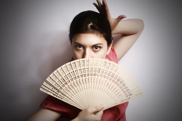 Ritratto della ragazza con un ventilatore . — Foto Stock