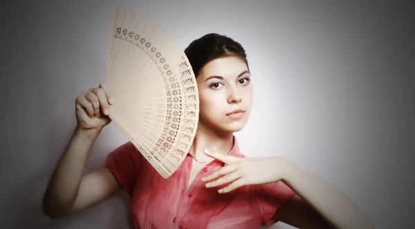 Portret van het meisje met een fan. — Stockfoto