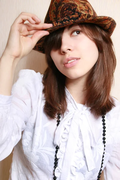 Flickan i en filt hatt. — Stockfoto