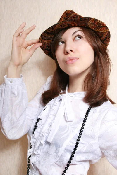 Девушка в войлочной шляпе . — стоковое фото