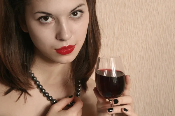 Üveg, a bor és a fiatalok. — Stock Fotó