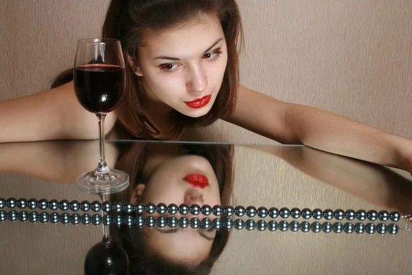 Glas vin og ungdom . - Stock-foto
