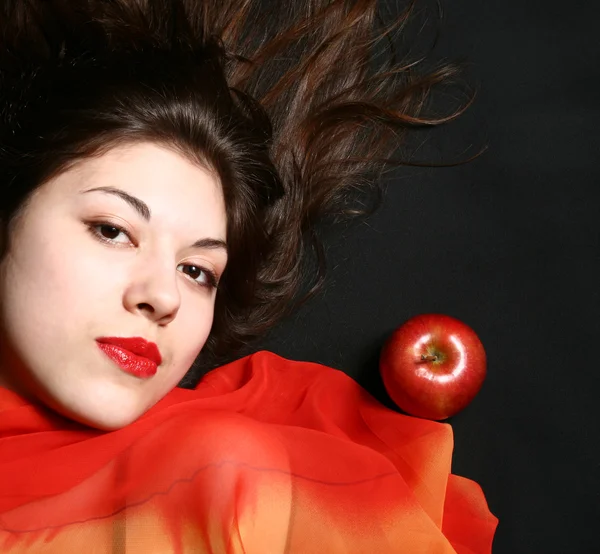 Het meisje met een appel. — Stockfoto