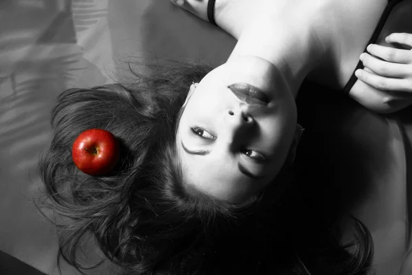 Das Mädchen mit dem Apfel. — Stockfoto