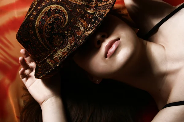 Flickan och en hatt. — Stockfoto
