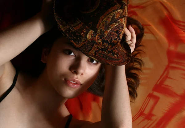 Flickan och en hatt. — Stockfoto