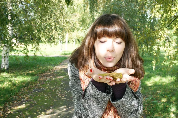 Das Mädchen mit dem Herbstblatt. — Stockfoto