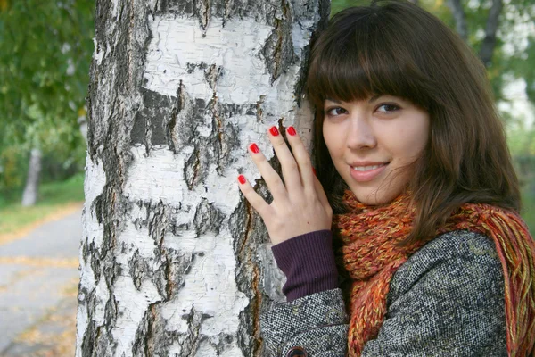 Das Mädchen an einem Baum. — Stockfoto