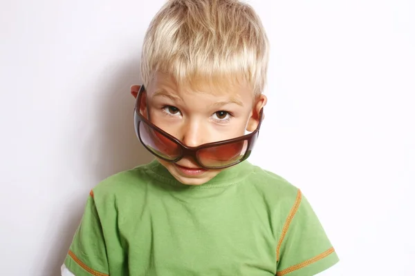 Porträt des kleinen Jungen mit Sonnenbrille — Stockfoto