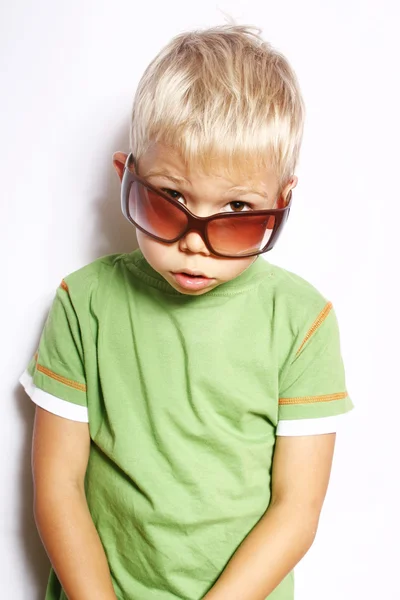 Портрет маленького хлопчика в сонцезахисних окулярах — стокове фото