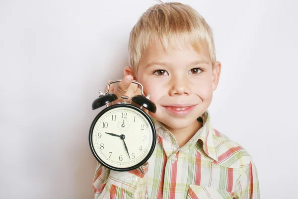 O menino um relógio de alarme mostrando . — Fotografia de Stock
