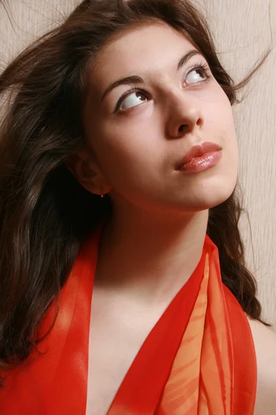 Portret dziewczyny, z czerwonym szalikiem. — Zdjęcie stockowe