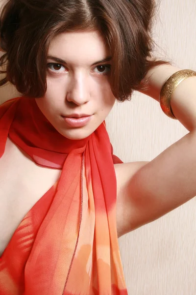 Портрет девушки в красном шарфе . Лицензионные Стоковые Изображения