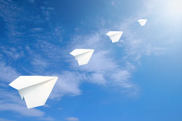 Die Papierflugzeuge in die Luft. — Stockfoto
