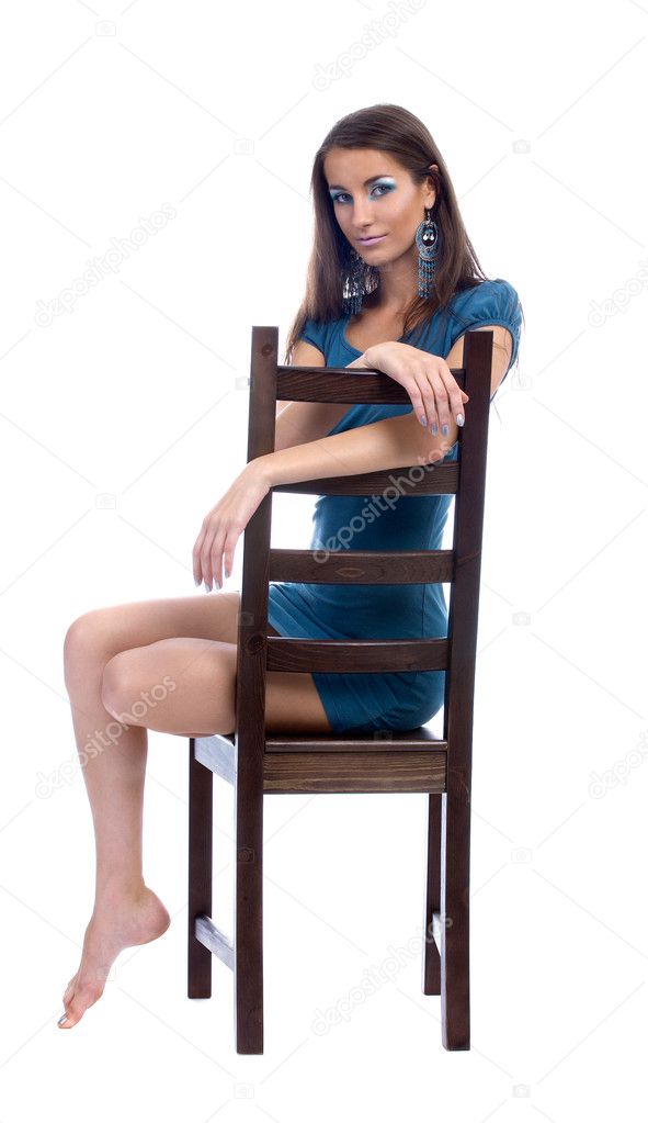 Стройная азиатка ласкает себя на стуле