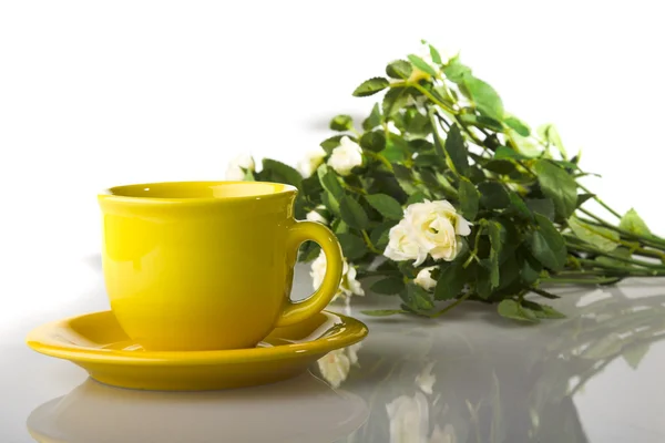 Cup and flowers — Stock Photo, Image