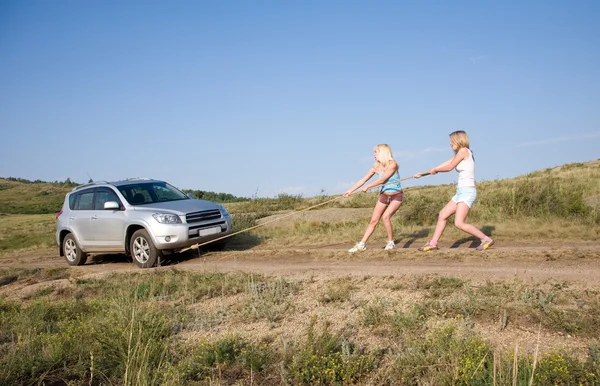Dziewczyny szarpie samochodem — Zdjęcie stockowe