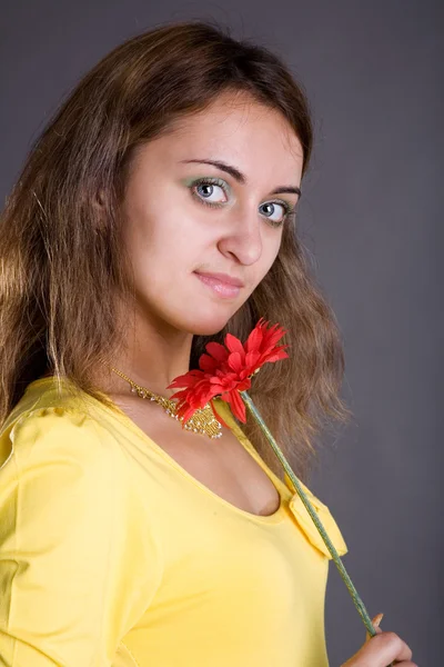 Dívka s červeným květem — Stock fotografie