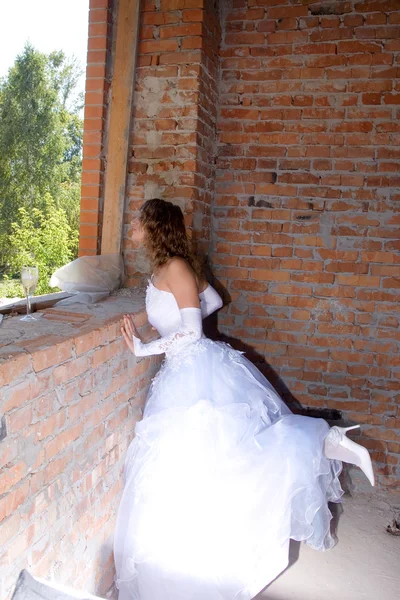 Невеста на строительной площадке — стоковое фото