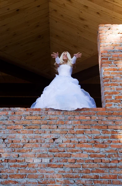 Невеста на строительной площадке — стоковое фото