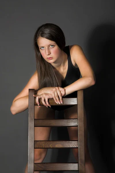 Dziewczyna pozuje na stołek — Zdjęcie stockowe