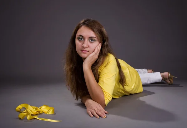 Kız, sarı bluz — Stok fotoğraf