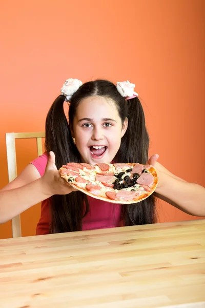 Meisje wilt eten van pizza — Stockfoto