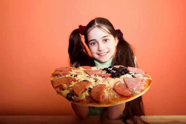 年轻的女孩手中的比萨饼 — 图库照片