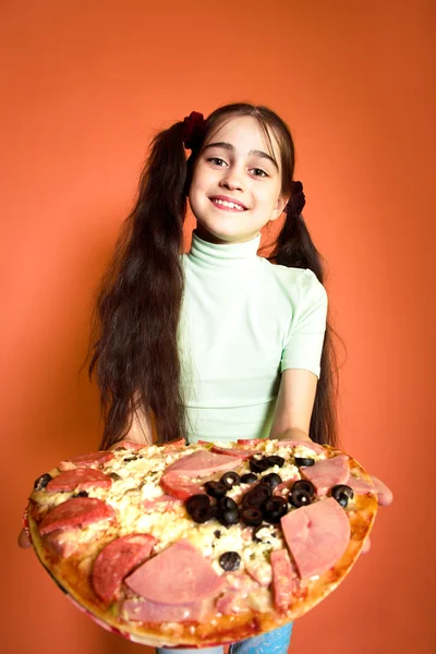 Молодая девушка предлагает пиццу — стоковое фото