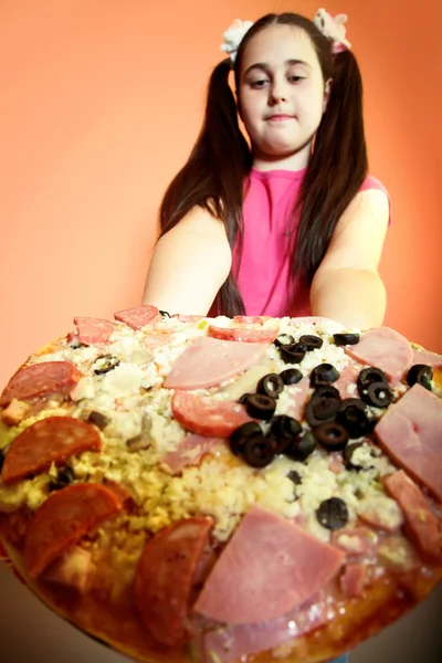 Mooi meisje Toon pizza — Stockfoto