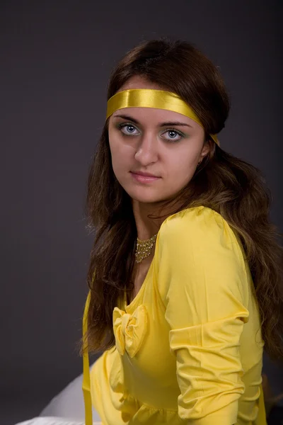 Kız, sarı bluz — Stok fotoğraf