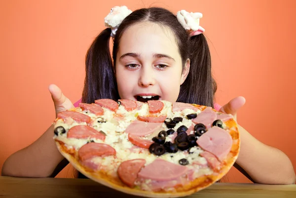 Голодная девушка с пиццей — стоковое фото