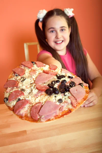 Meisje stellen pizza — Stockfoto