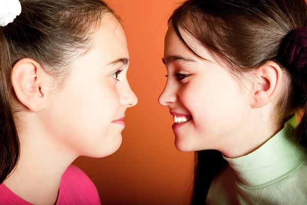 Portret van twee jonge meisjes — Stockfoto