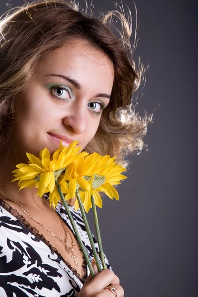 Menina com flores — Fotografia de Stock