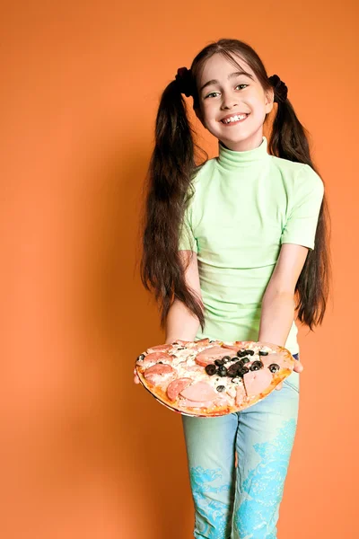 Pretty smiling girl with pizza — Stock Photo, Image