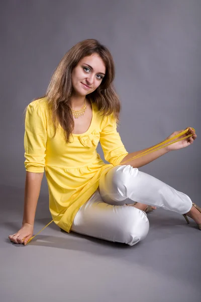 Menina em blusa amarela — Fotografia de Stock