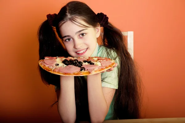 Sonriendo youn chica con pizza —  Fotos de Stock