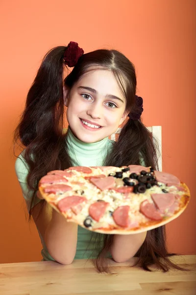 Красивая девушка берет пиццу — стоковое фото