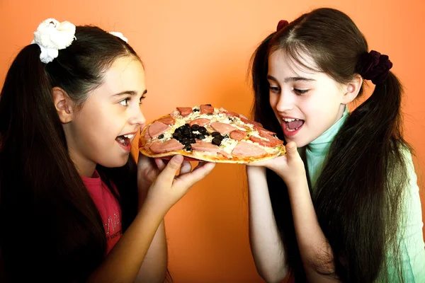 Duas meninas bonitas com pizza — Fotografia de Stock