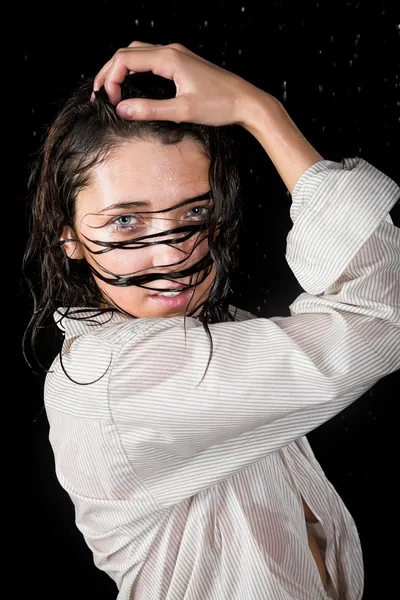 Влажная девушка под дождем — стоковое фото