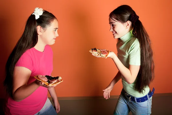 Gegenüber junges Mädchen mit Pizza — Stockfoto
