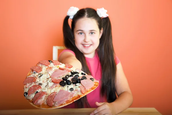 Girl propose pizza — Stock Photo, Image