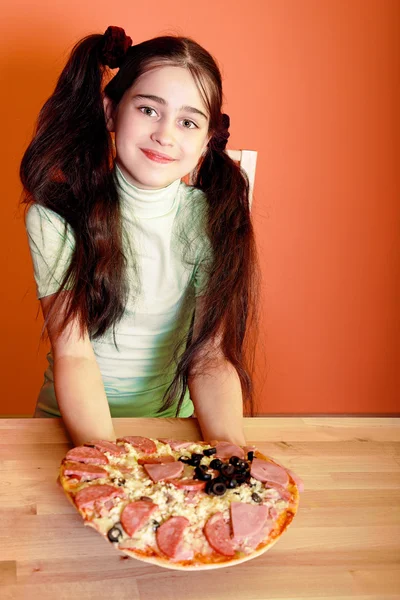 Jong meisje met pizza — Stockfoto