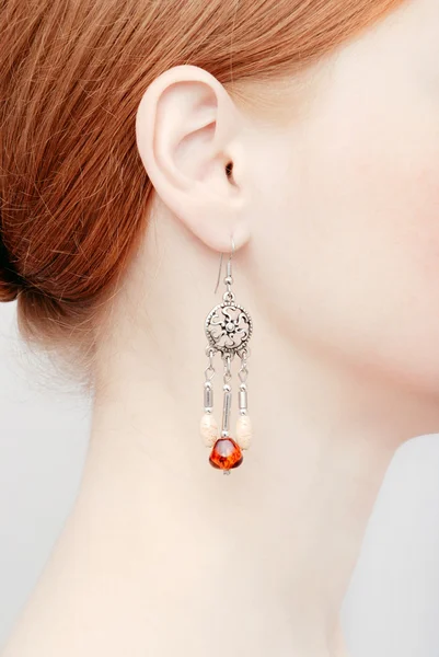 女性耳朵与珠宝商 — 图库照片