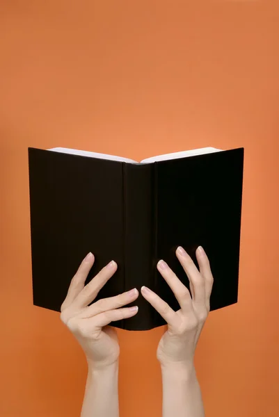 Libro en las manos — Foto de Stock