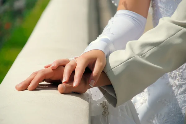 Händer nygifta — Stockfoto