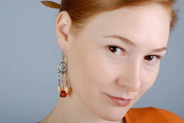 A nő egy fülbevaló portréja — Stock Fotó
