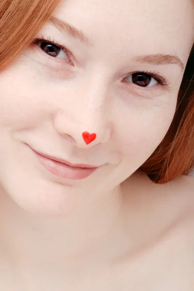 Молодая женщина с сердцем на носу — стоковое фото